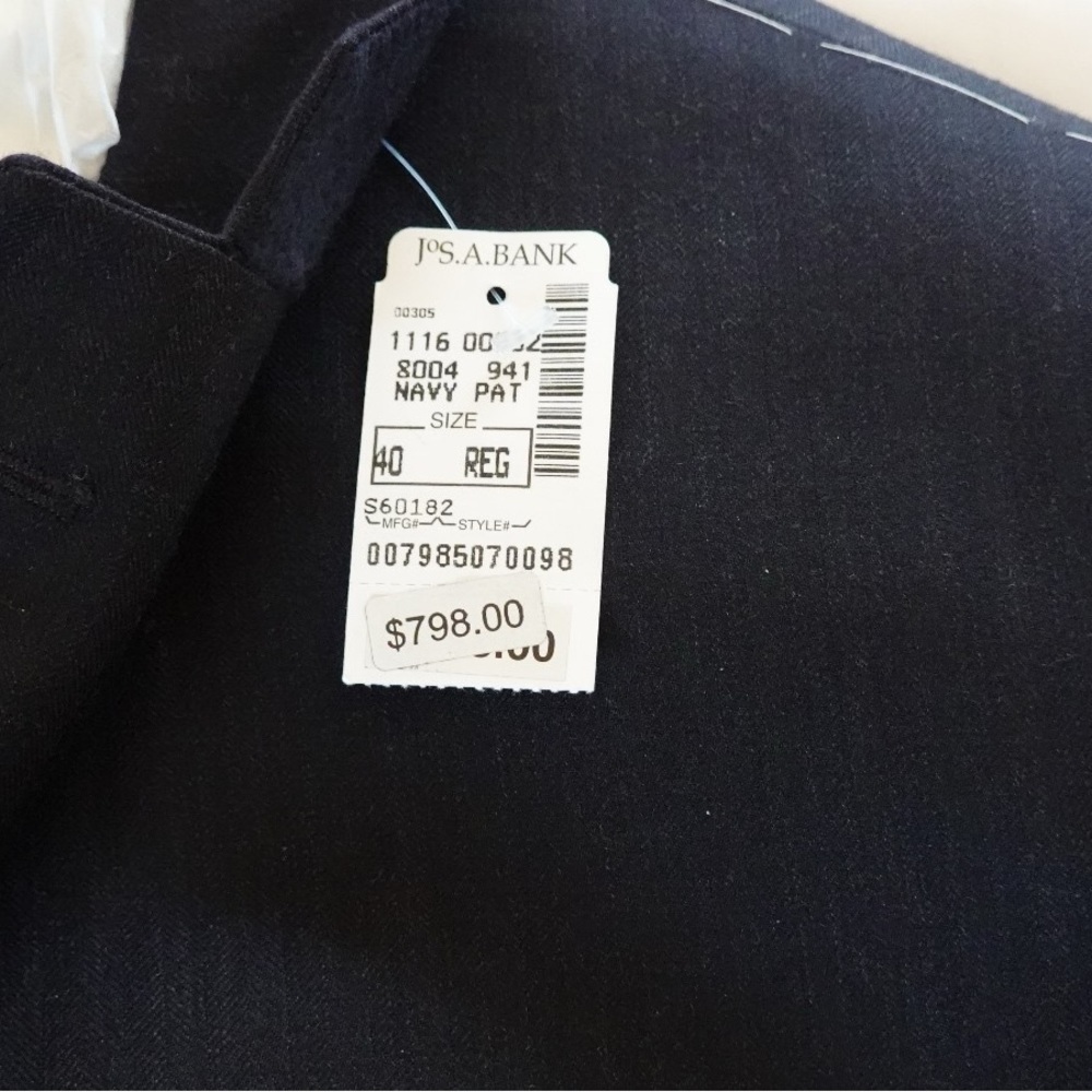 New with tags! Jos A Bank Men’s Suit. Size 40 Reg
